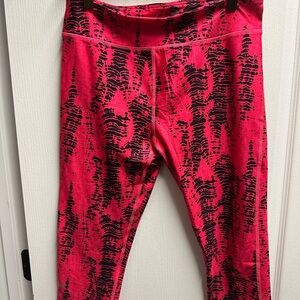 Under Armour pink and Black Patterned Leggings size L/ NWOT# 612